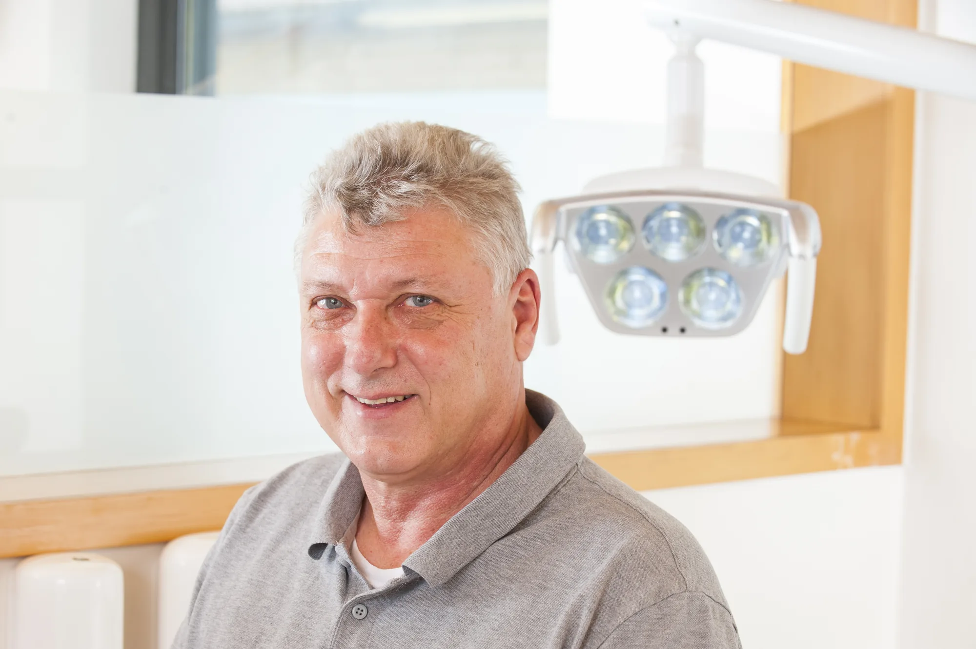 Zahnarzt Rolf Schiller in seinem Behandlungszimmer